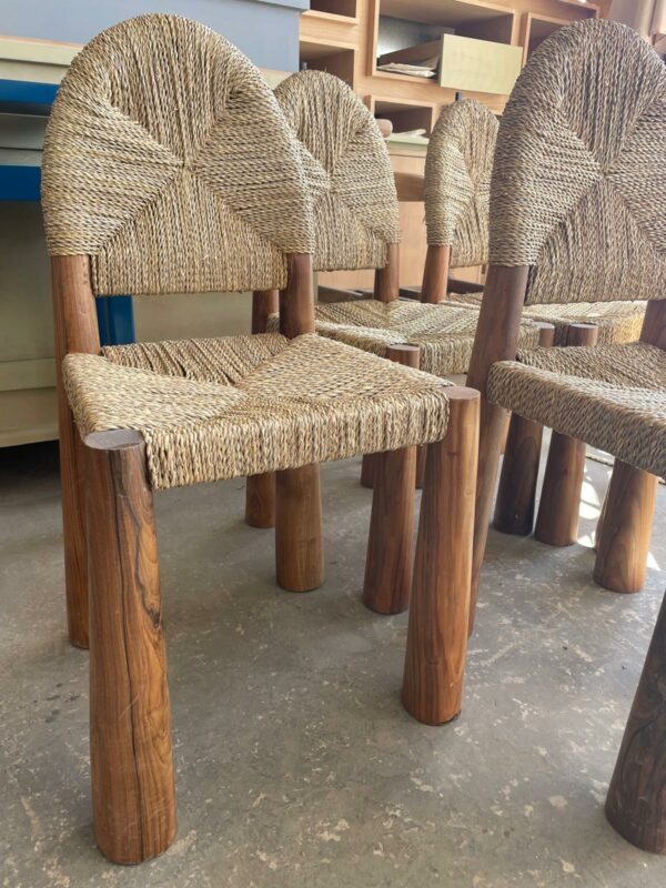 Photo d'une chaise en noyer et corde.
