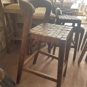 Photo d'une chaise haute en noyer et cuir.