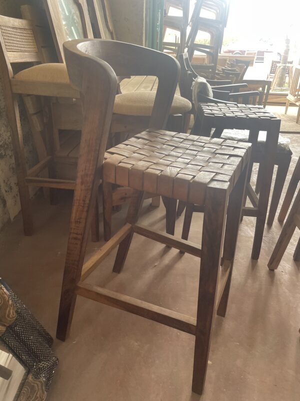 Photo d'une chaise haute en noyer et cuir.