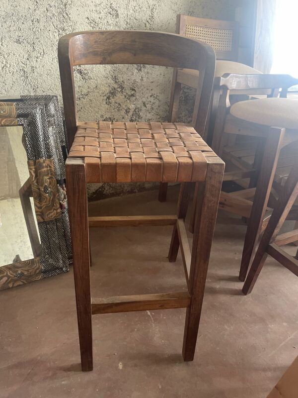 Photo d'une chaise haute en noyer et cuir.