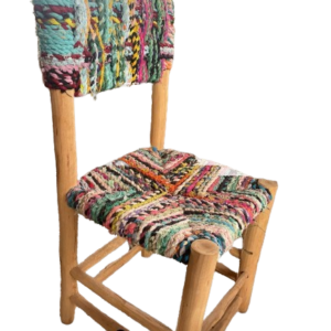 chaise en bois et tissage boucherouite