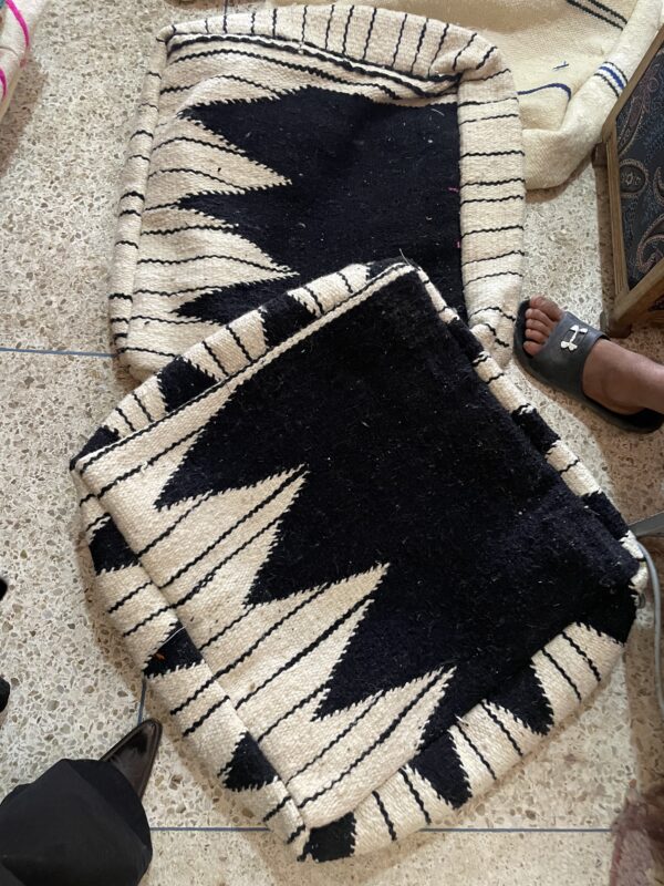 Poufs noir et blanc réalisé à partir de tapis taznarth (kilim) tapis tissé.