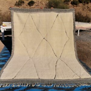 Tapis Mrirt blanc losange noir.