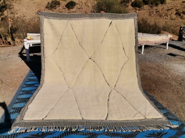 Tapis Mrirt blanc losange noir.