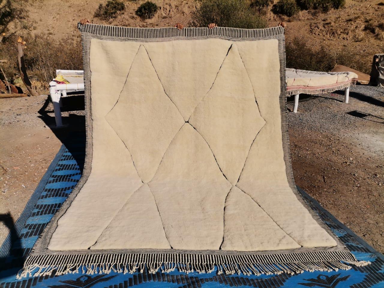 Tapis Mrirt 300x200 et 220x160 Blanc losange noir Tapis Mrirt blanc losange noir.