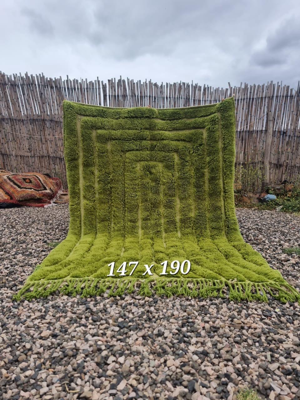 Tapis Mrirt n°8 – Création artisanale 190 x 147 cm Tapis Mrirt vert intense.