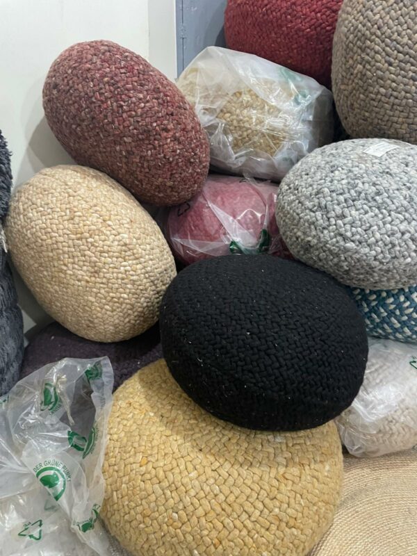 Pouf forme galet, en laine plusieurs couleurs disponible.
