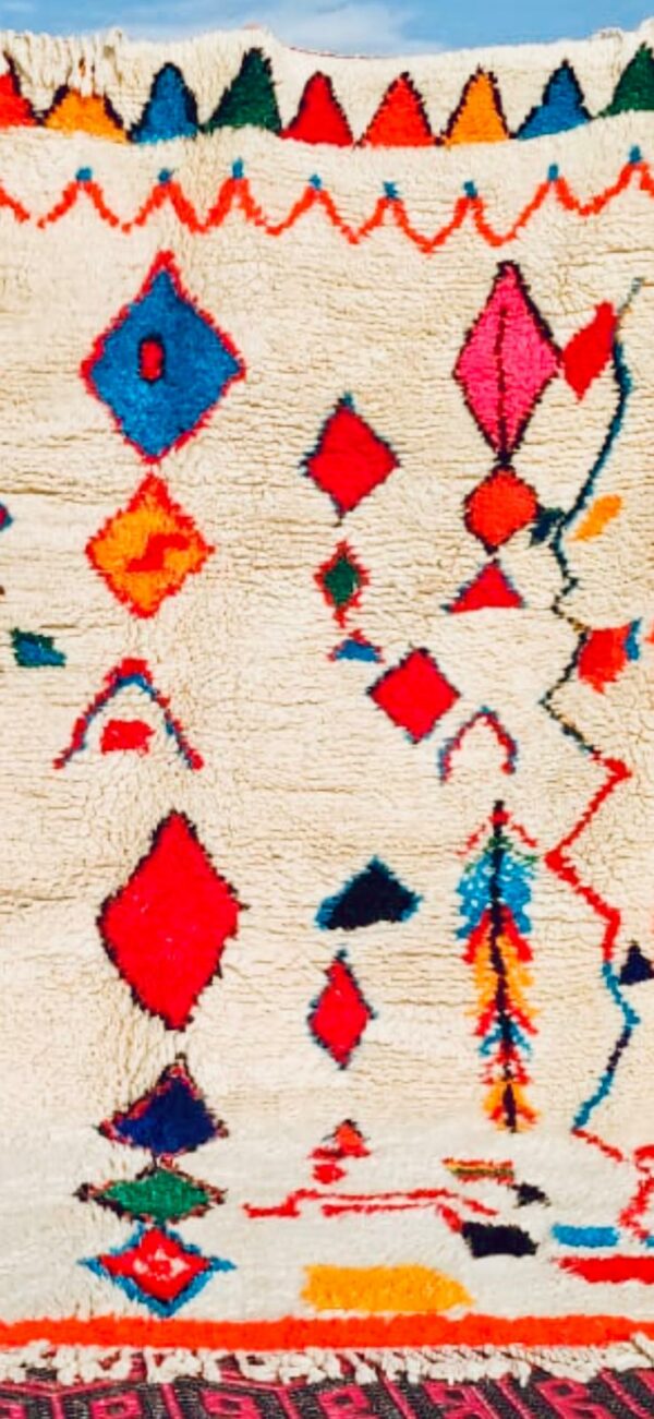 Tapis Azilal fond motifs aux couleurs vives sur fond écru.