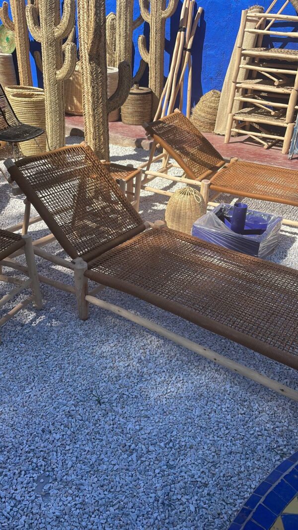 Chaise longue artisanale en corde colorée tressée à la main couleur téracota.