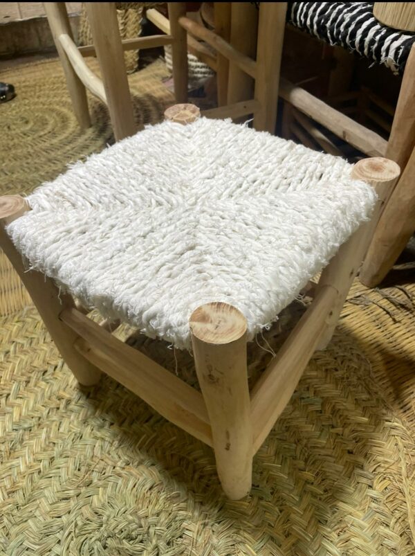 Tabouret koursi marocain en boucharouite blanc, textile recycle et bois claitr.
