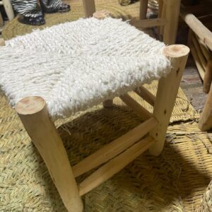 Tabouret en bois claire et tissu recycle boucharouite blanc, 39x30x30. Artisanat marocain