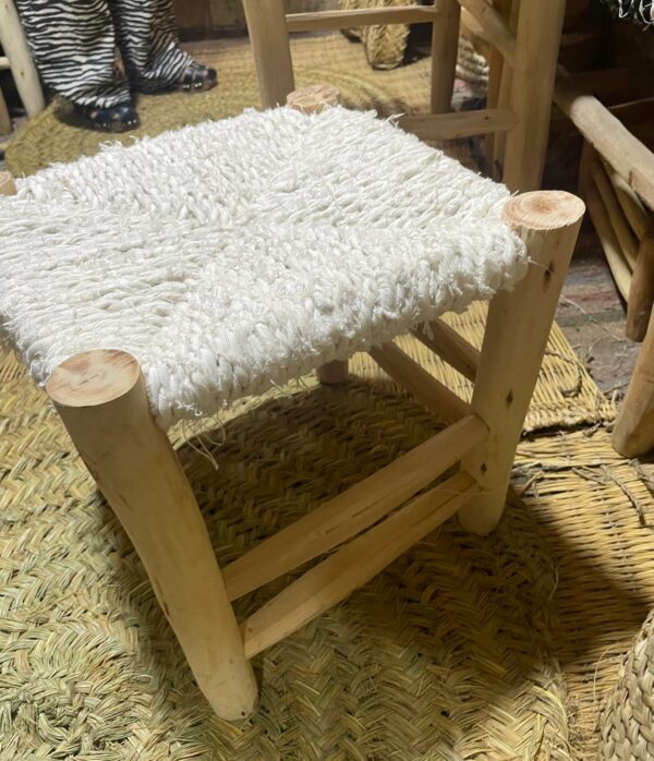 Tabouret en bois claire et tissu recycle boucharouite blanc, 39x30x30. Artisanat marocain