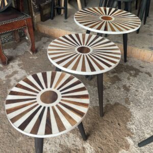 Table gigogne 3 tailles, 3 couleurs de résine écru, noir, rouge.