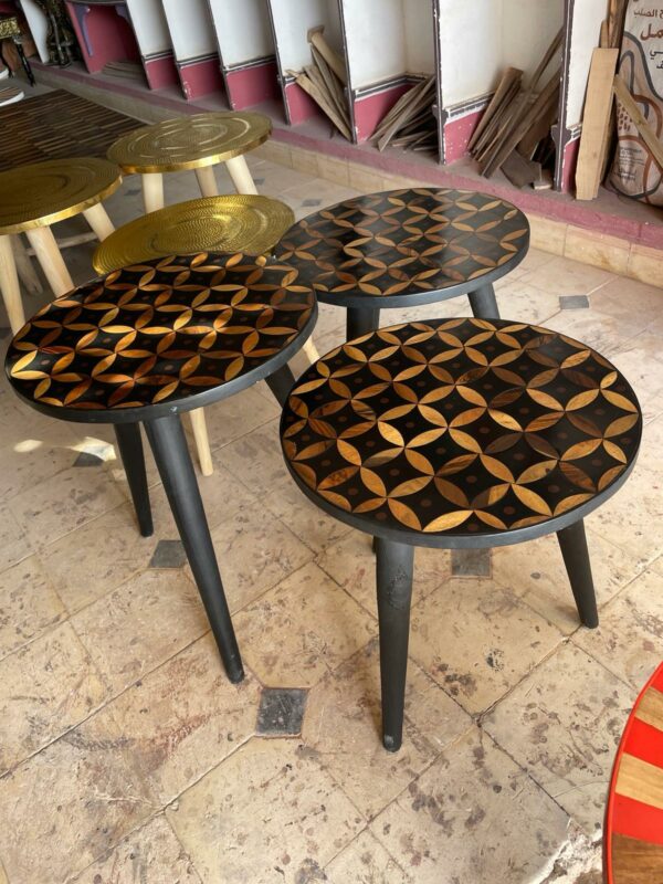 Table gigogne trois tailles. Motif damiers.