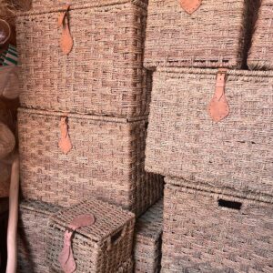 Coffres en doum et cuir chez mon artisans au Maroc.