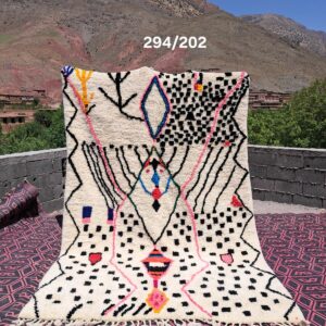 Tapis Azilal noir sur fond blanc.