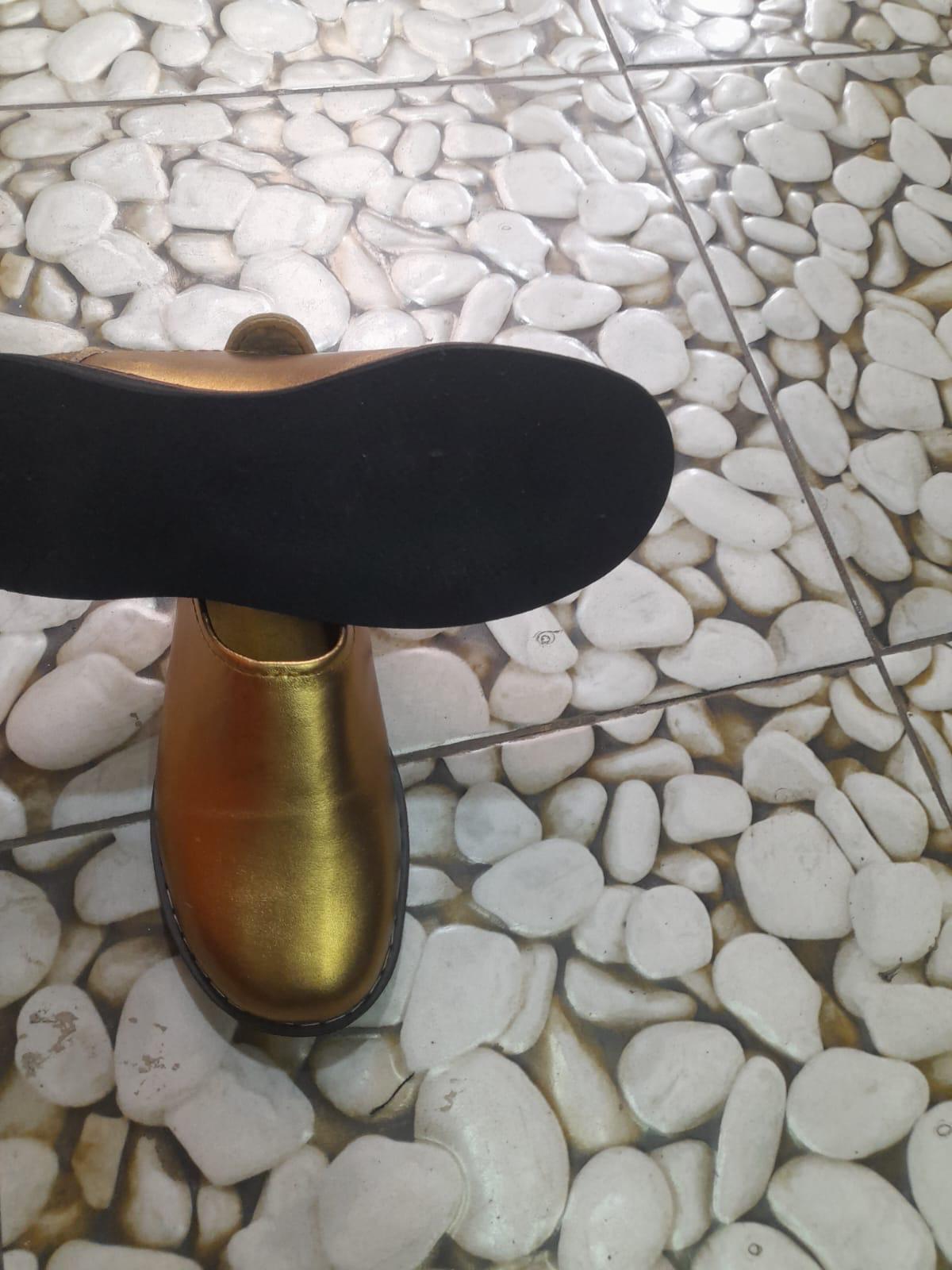 Babouche dorée femme semelle pneus (1) Babouches dorée pour femme, semelle pneus.