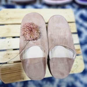 Babouches femme rose avec pompons.