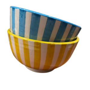 Bol en céramique rayé.