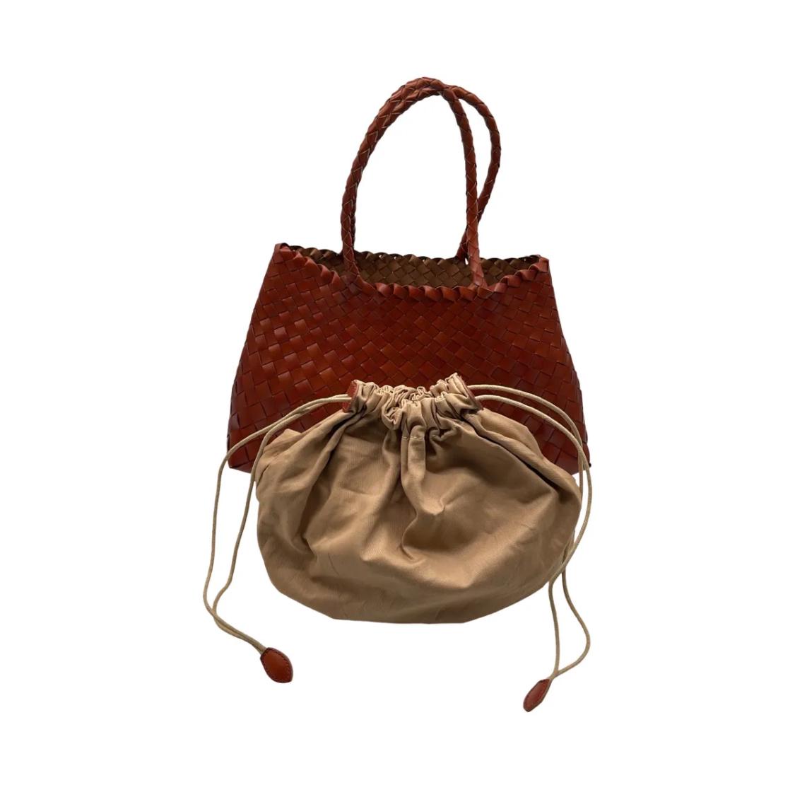 Sac en cuir tressé couleur fauve (1) Sac en cuir tressé porté main.