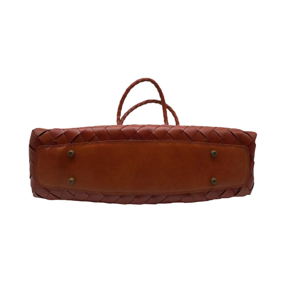 Sac en cuir tressé couleur fauve (2) Sac en cuir tressé porté main.