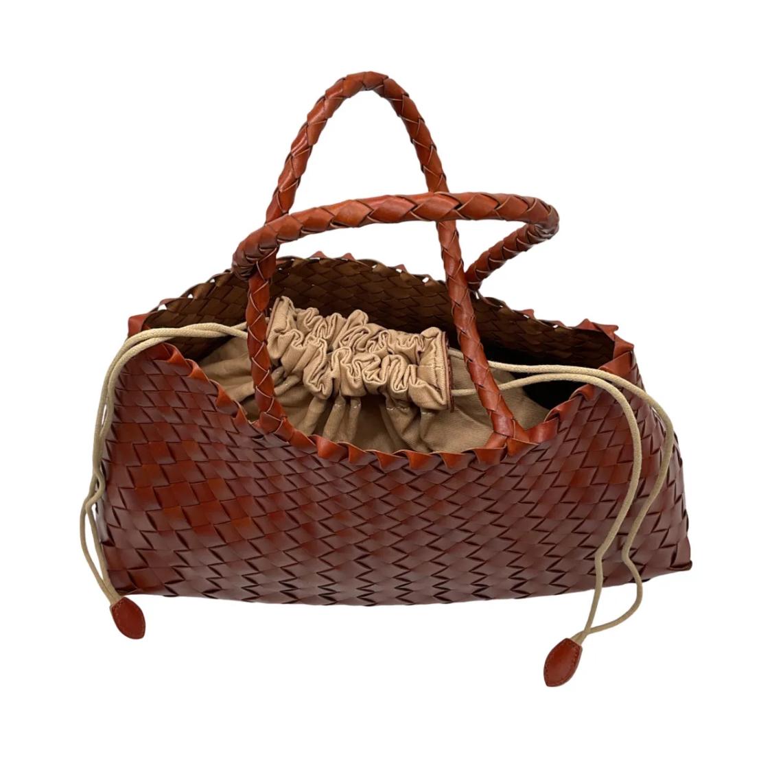 Sac en cuir tressé couleur fauve (3) Sac en cuir tressé porté main.