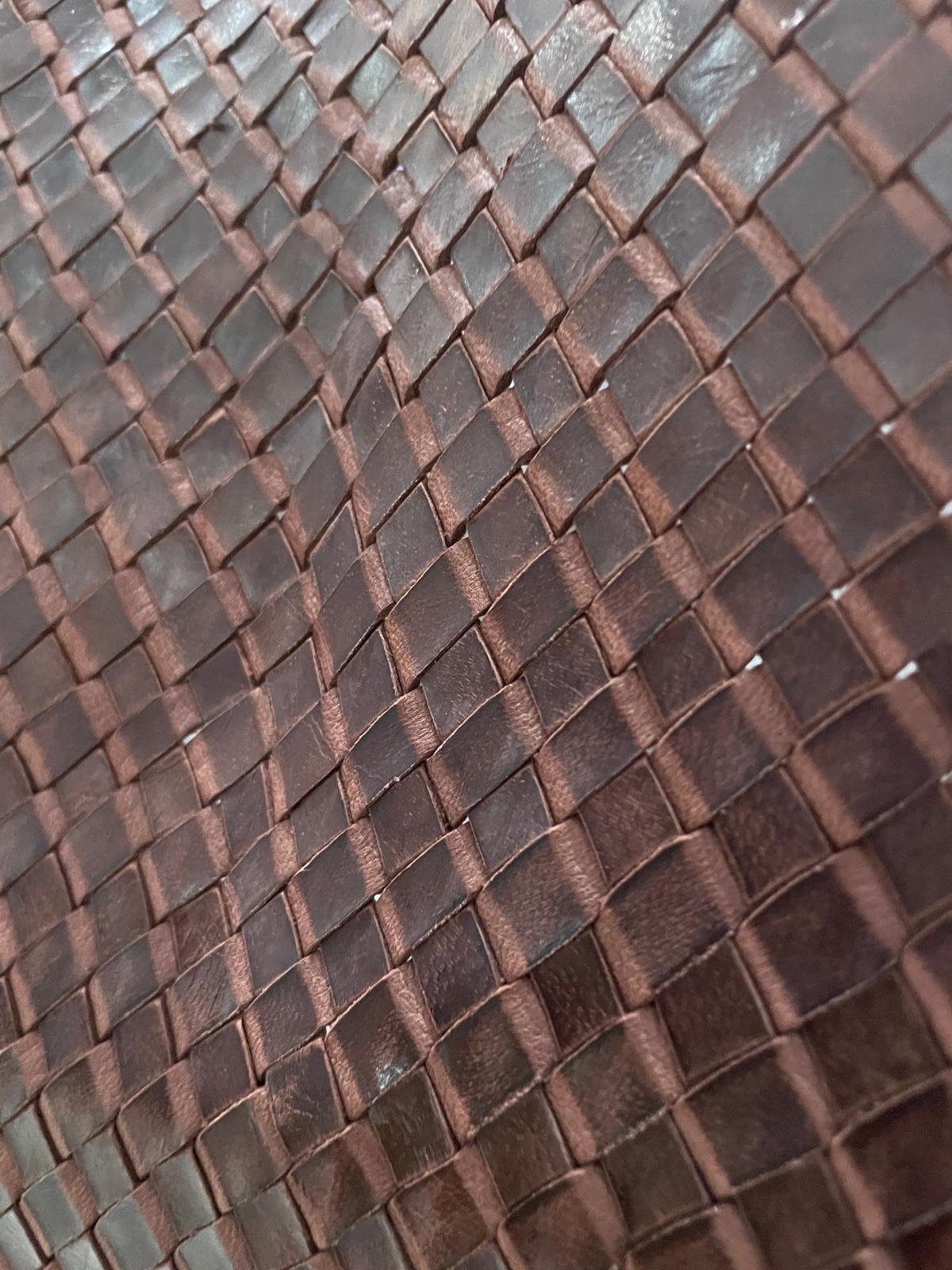 Sac en cuir tressé marron (3) Sac en cuir tessé marron, vue de la matière.