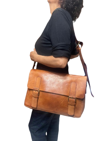 Sac_en_cuir_cartable___1__porter_bandouilere-removebg-preview Sac en cuir cartable bandouilere.