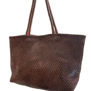 Sac en cuir tessé marron.