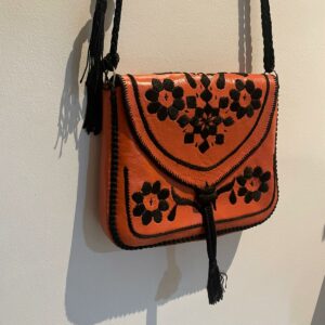 Petit sac en cuir brodé marocain orange.