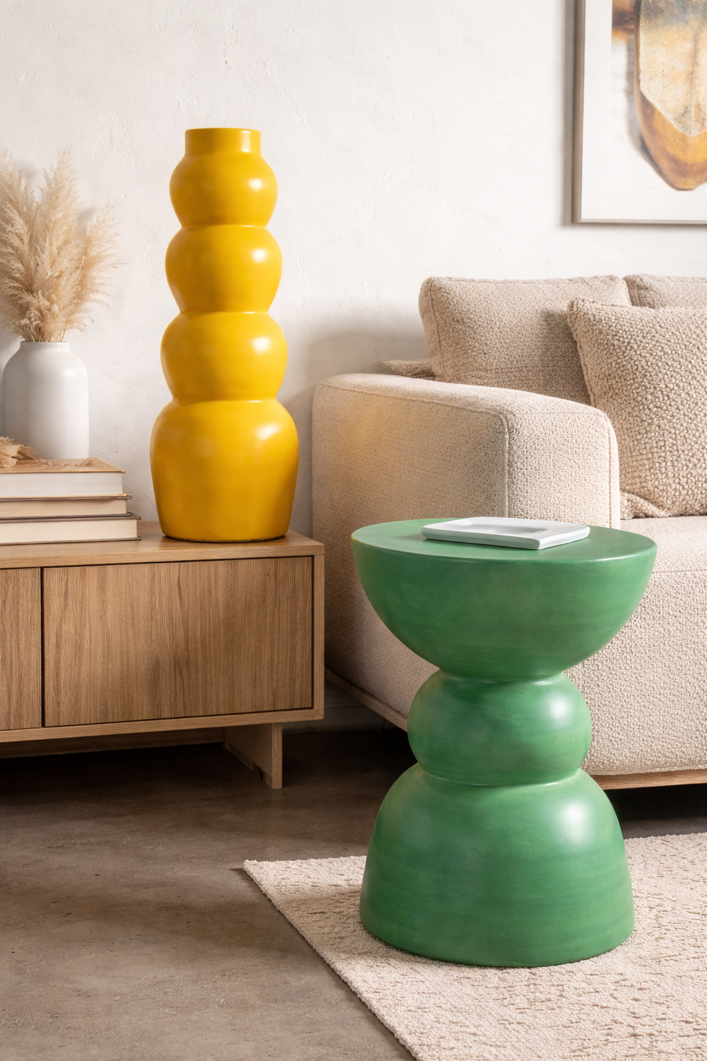 Mise en scene vase et bout de table en béton Mise en scene, bout de table et vase en béton.