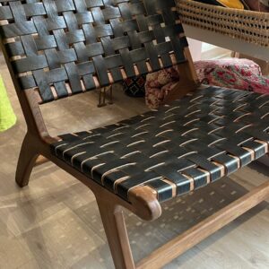 Fauteuil noyer tressage cuir noir.