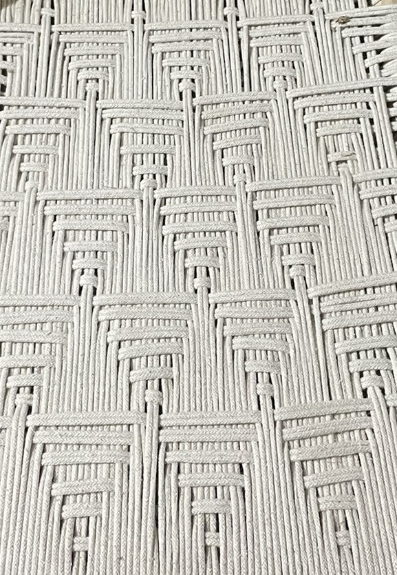 zoum sur macramé couleur écru Zoum sur la couleur du macramé tressage écru.